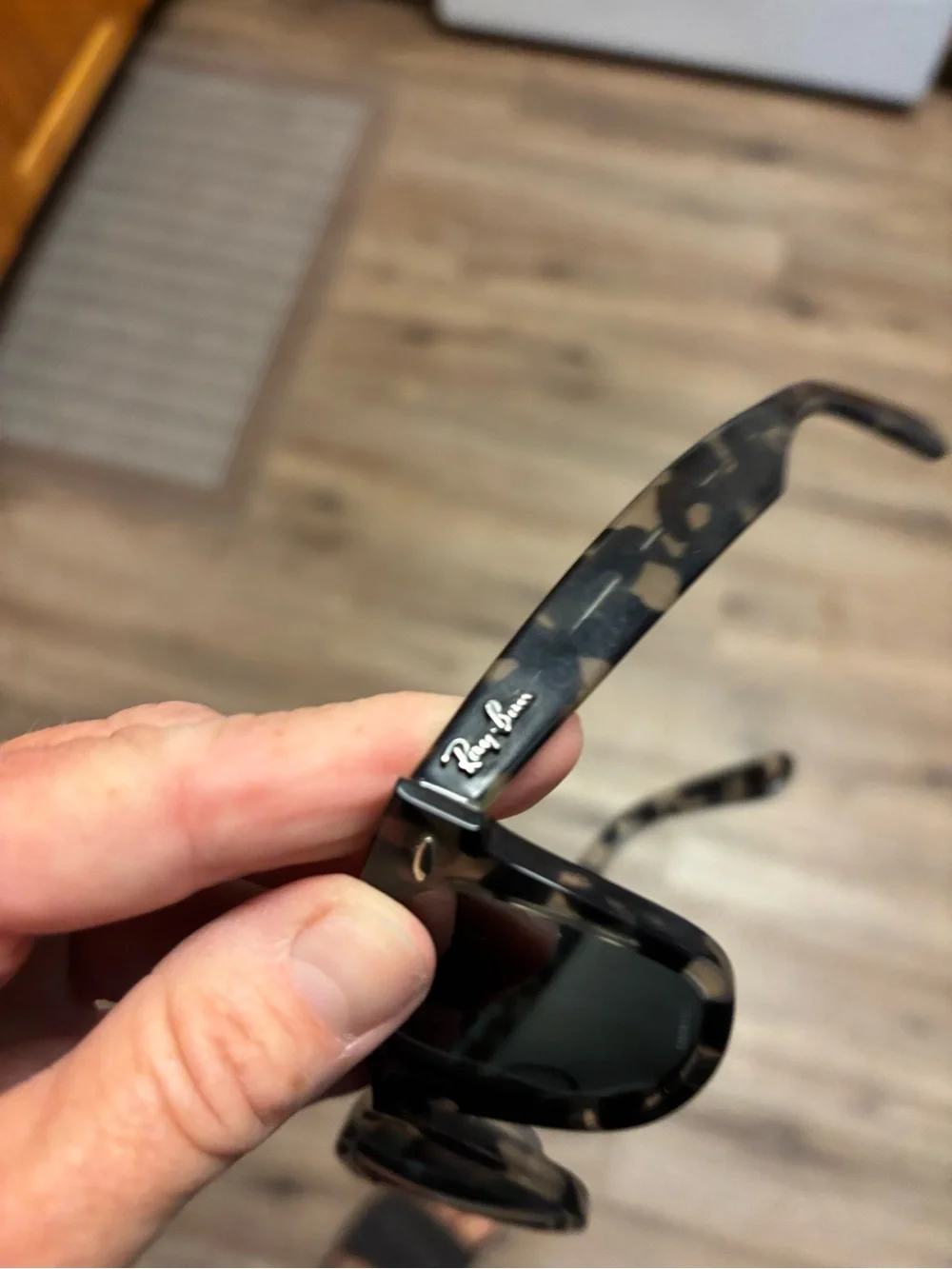 Ray-Ban polarized Tortoiseshell Frame Sunglasses with Dark Gray lenses